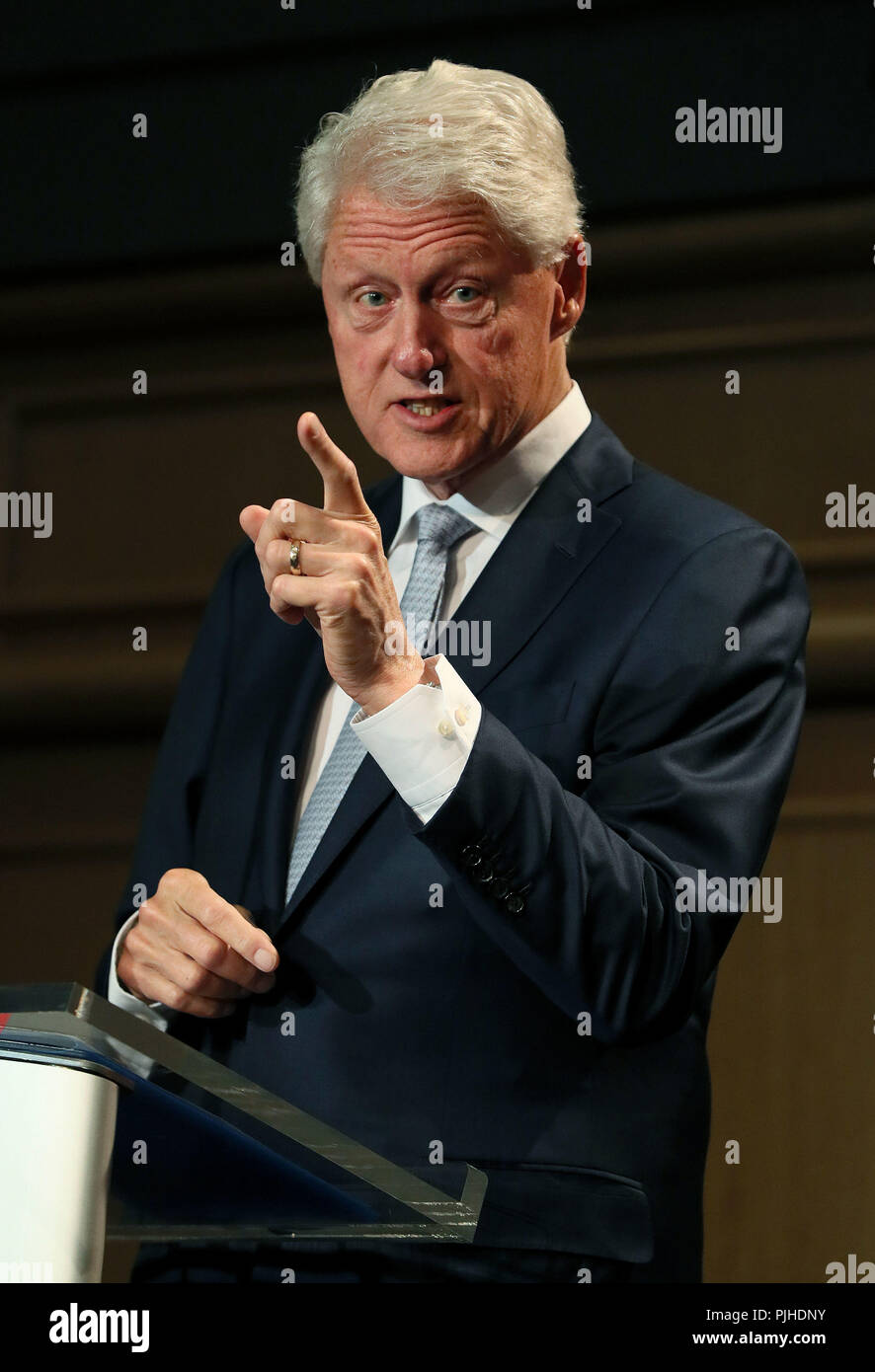 Der ehemalige US-Präsident Bill Clinton, in einer Rede auf einer Konferenz in Dublin weltweit betreffen. Stockfoto