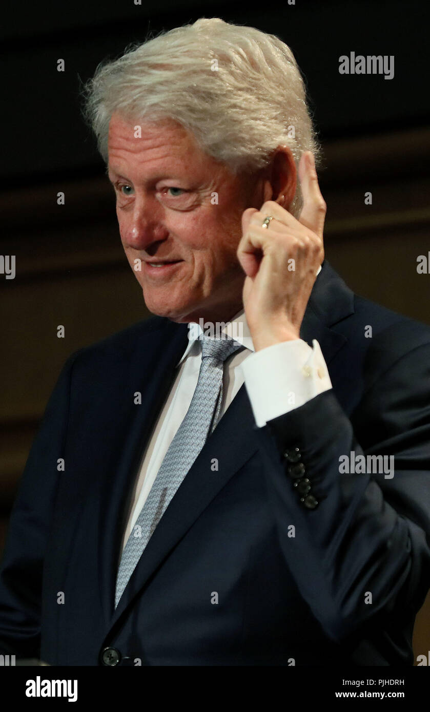 Der ehemalige US-Präsident Bill Clinton, in einer Rede auf einer Konferenz in Dublin weltweit betreffen. Stockfoto
