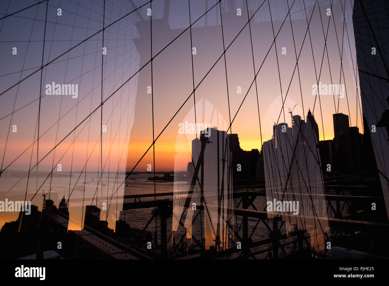Double Exposure der Brooklyn Bridge und die Skyline von New York bei Sonnenuntergang Stockfoto