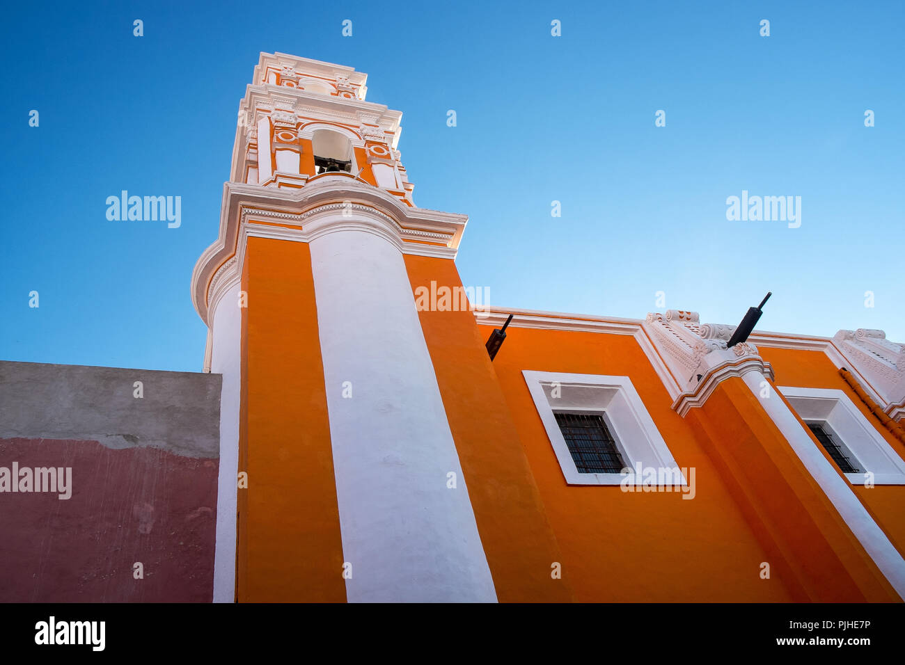 Am frühen Morgen Licht über eine bunte Kirche in Puebla, Mexiko Stockfoto