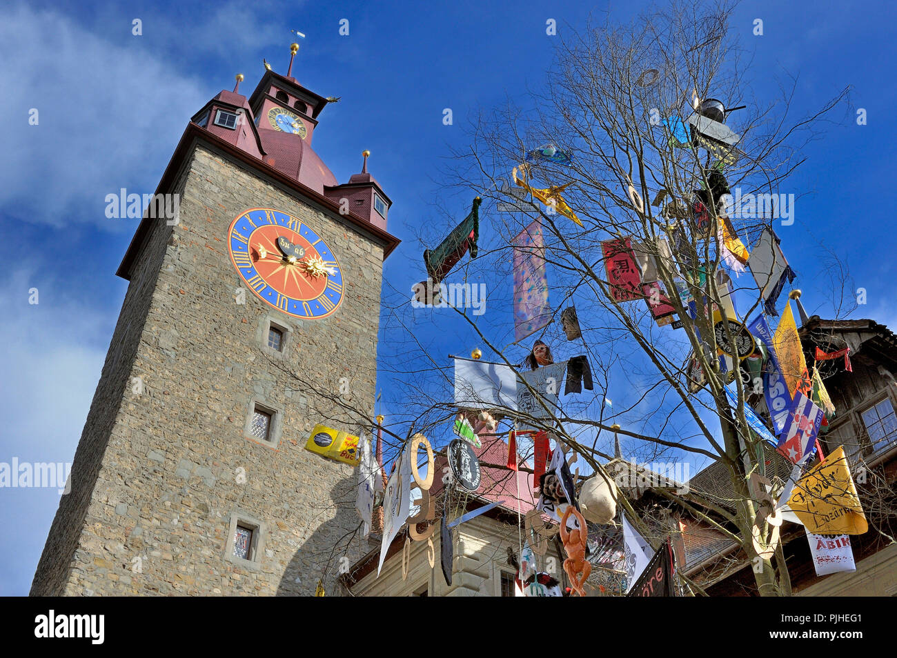 Schweiz, Luzern Karneval, Dekorationen auf Bäume Stockfoto