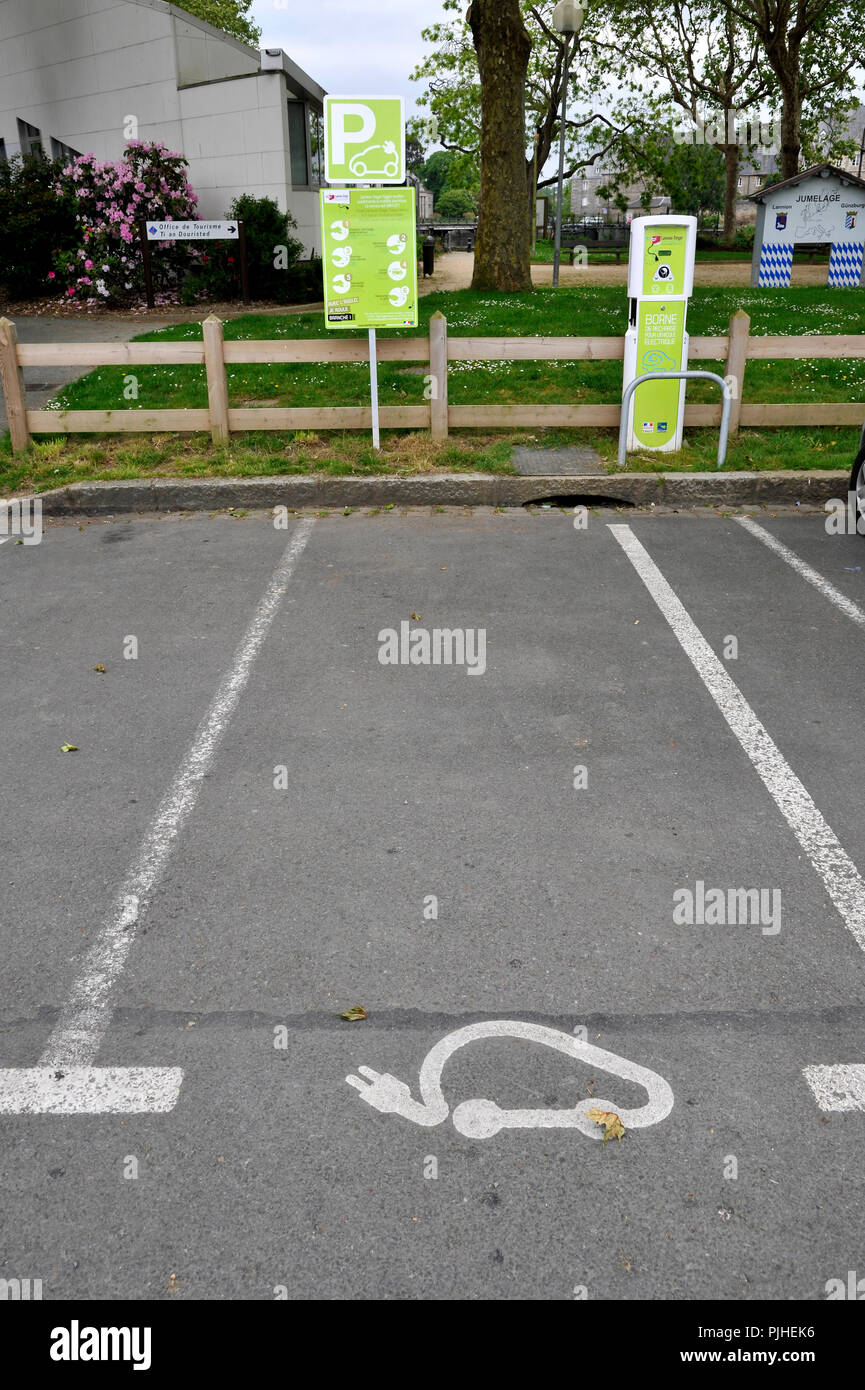 Frankreich, Parkplatz mit Ladestation für Elektrofahrzeuge in Lannion Stadt  Stockfotografie - Alamy