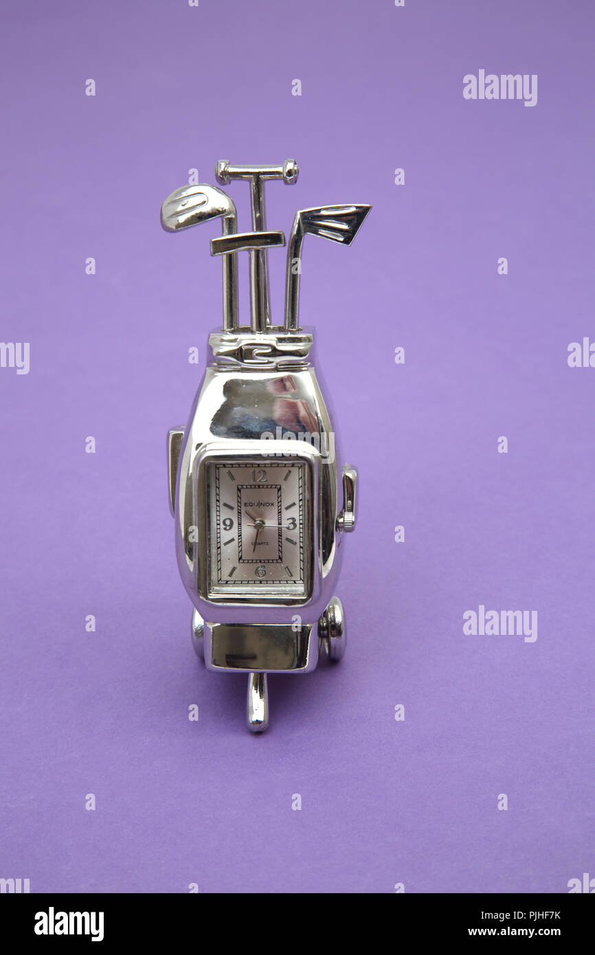 Edelstahl Equinox Uhr in der Form eines Golfs Warenkorb Stockfotografie -  Alamy