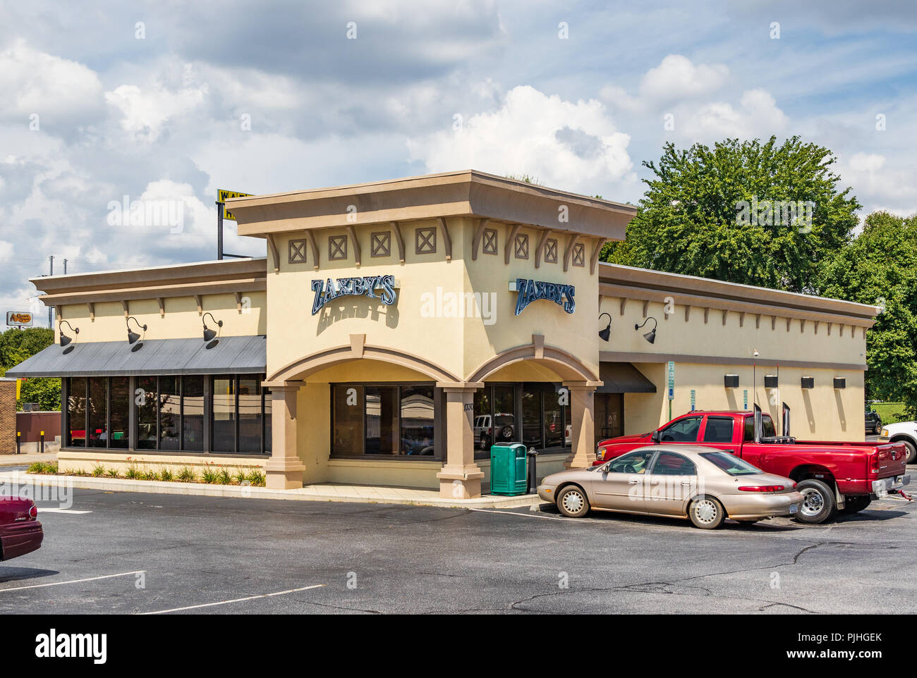 HICKORY, NC, USA -9/6/18: Eine lokale Zaxby Restaurant, eine fast food Kette in Chicken Fingers, Sandwiches und Salaten spezialisiert. Stockfoto