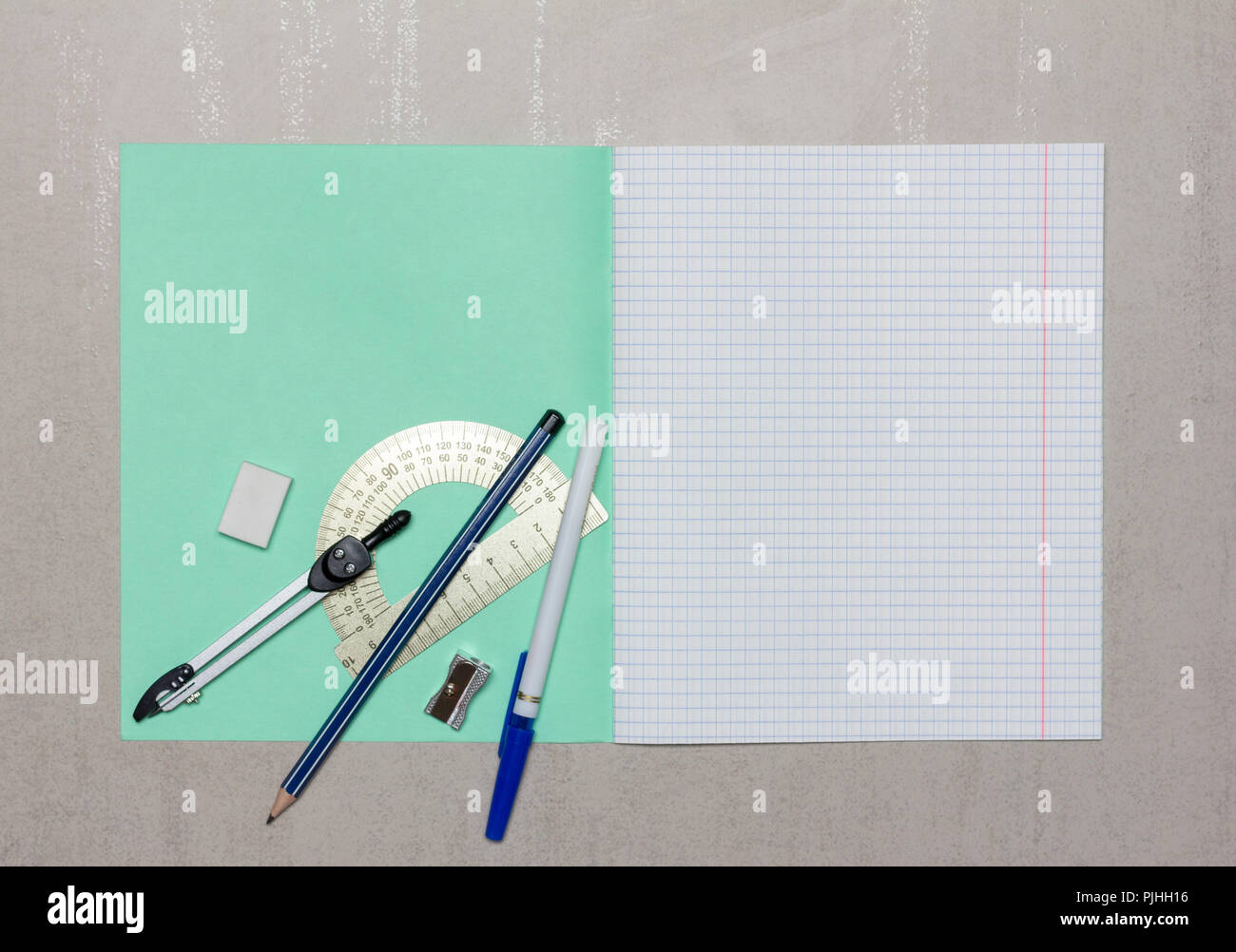 Offene Schule notebook Mock up mit Kopie Raum, Kugelschreiber, Bleistift, Radiergummi, Kompasse, Stahl Winkelmesser und bleistiftspitzer Draufsicht Stockfoto