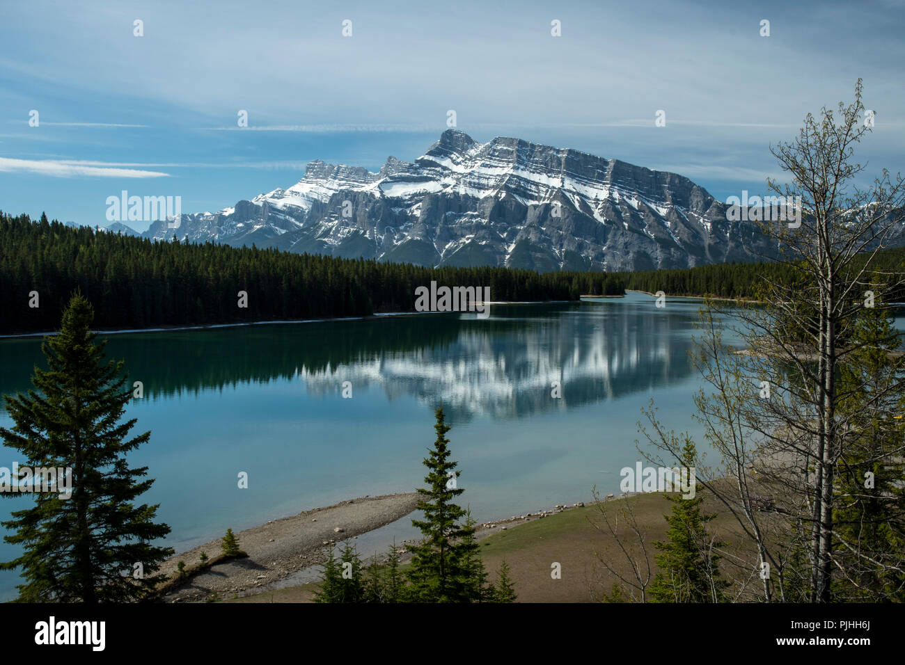 Lake Minnewanka mit Mount Rundle Stockfoto