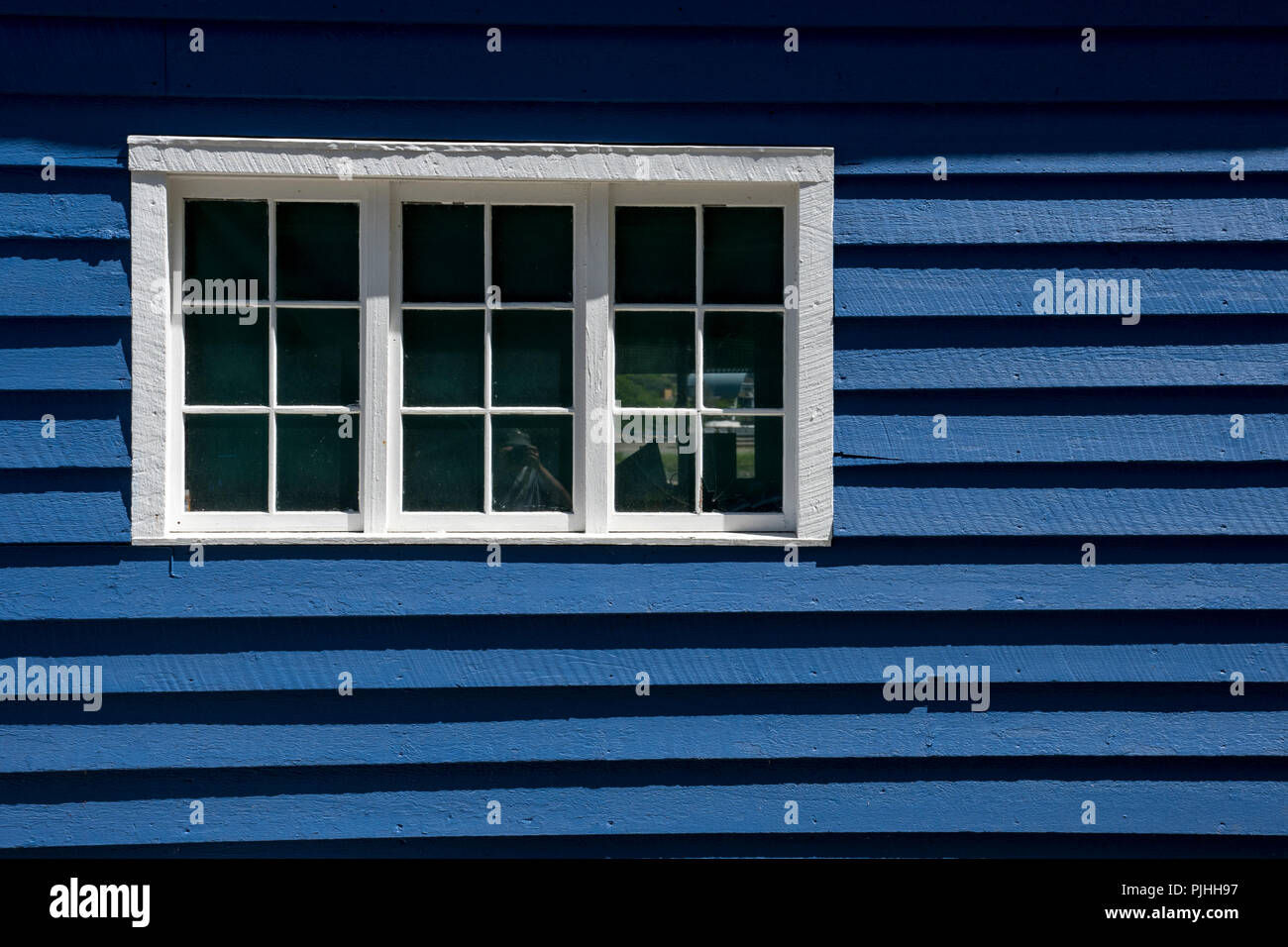 Weißen Fenstern in einer blauen Wand Stockfoto