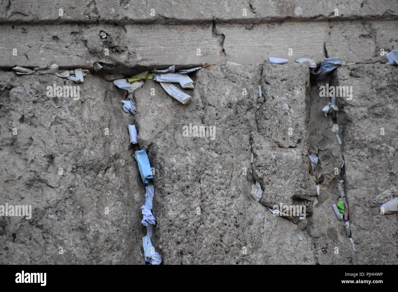 Noten angefüllt in Ritzen in der westlichen Mauer in der Altstadt von Jerusalem Stockfoto