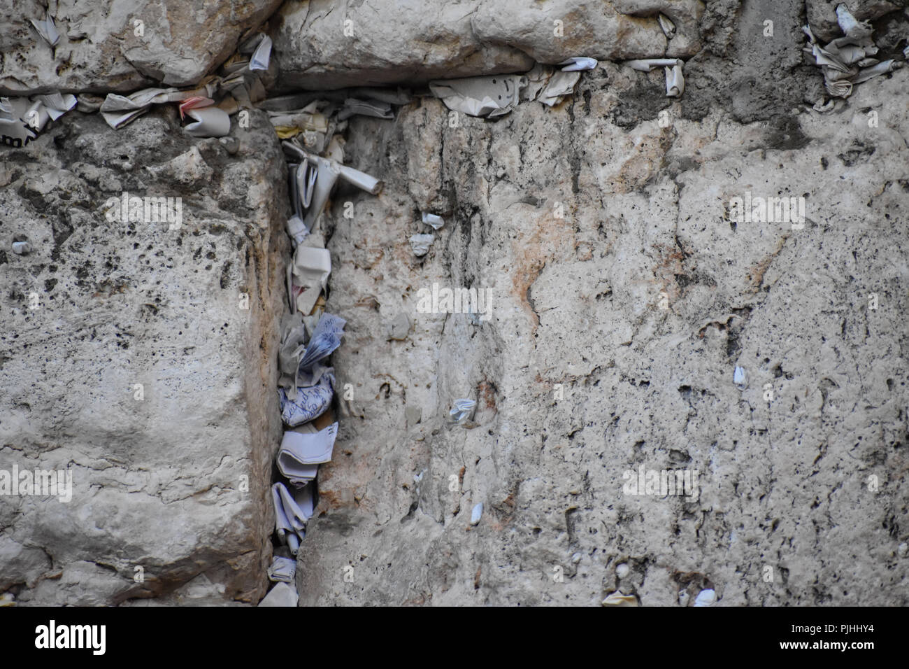 Noten angefüllt in Ritzen in der westlichen Mauer in der Altstadt von Jerusalem Stockfoto