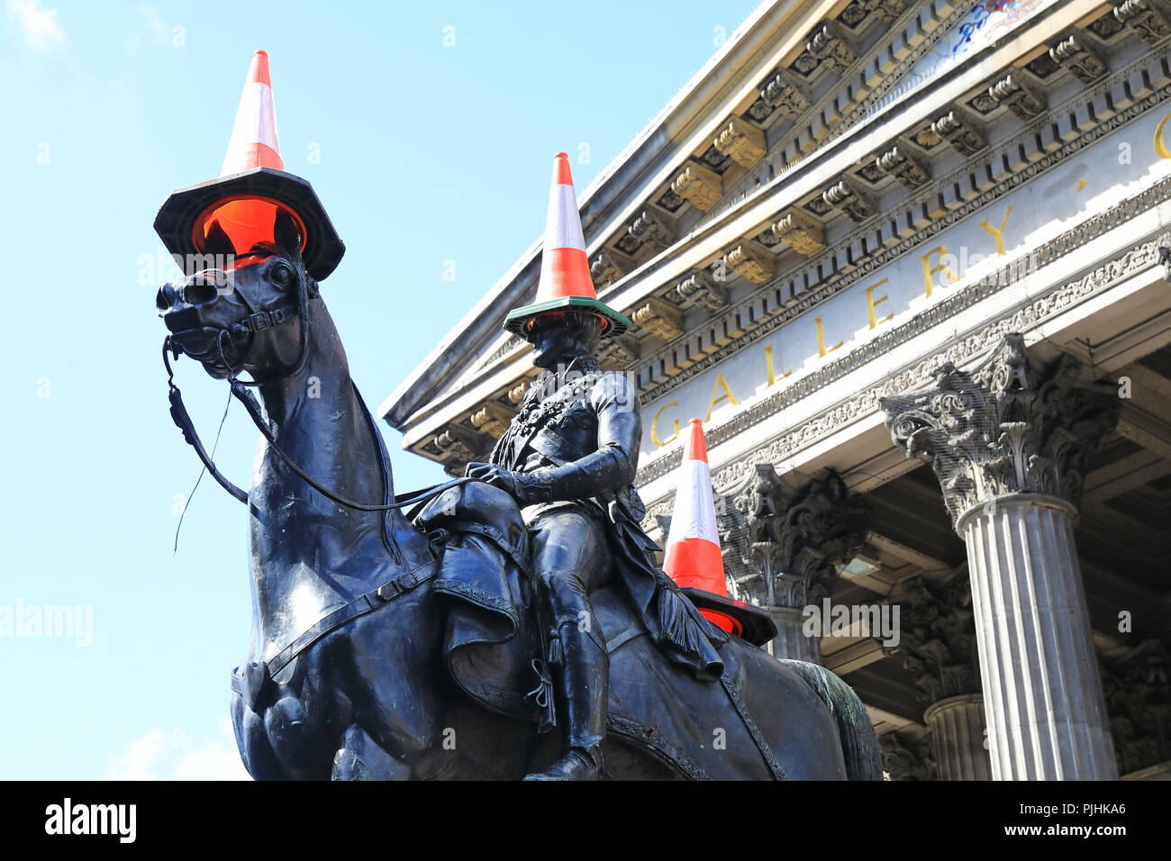 Leitkegel auf der Herzog von Wellington Statue außerhalb der Galerie der Modernen Kunst, sind gekommen, die kulturelle Identität von Glasgow in Scotlands zu vertreten Stockfoto