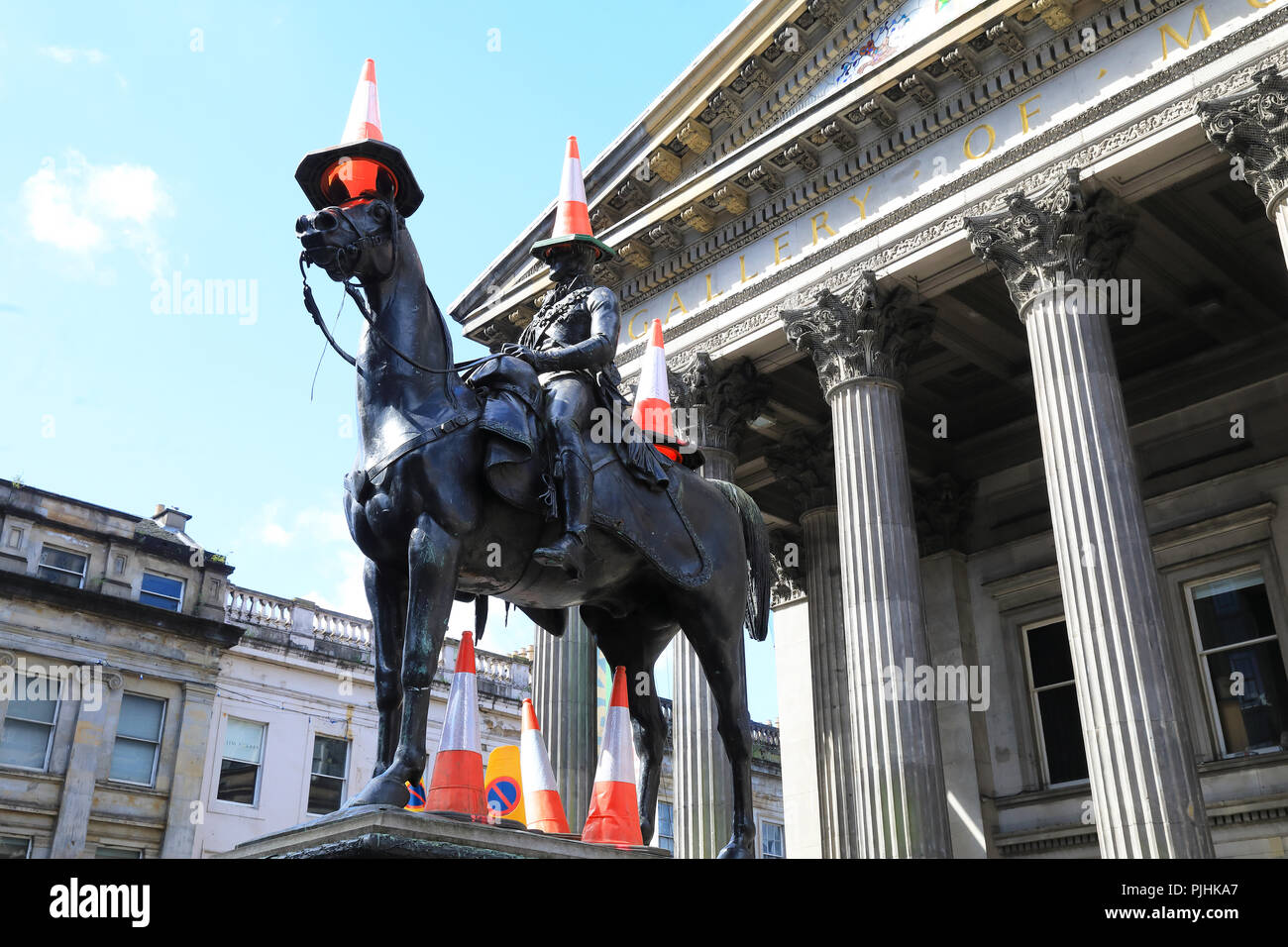 Leitkegel auf der Herzog von Wellington Statue außerhalb der Galerie der Modernen Kunst, sind gekommen, die kulturelle Identität von Glasgow in Scotlands zu vertreten Stockfoto