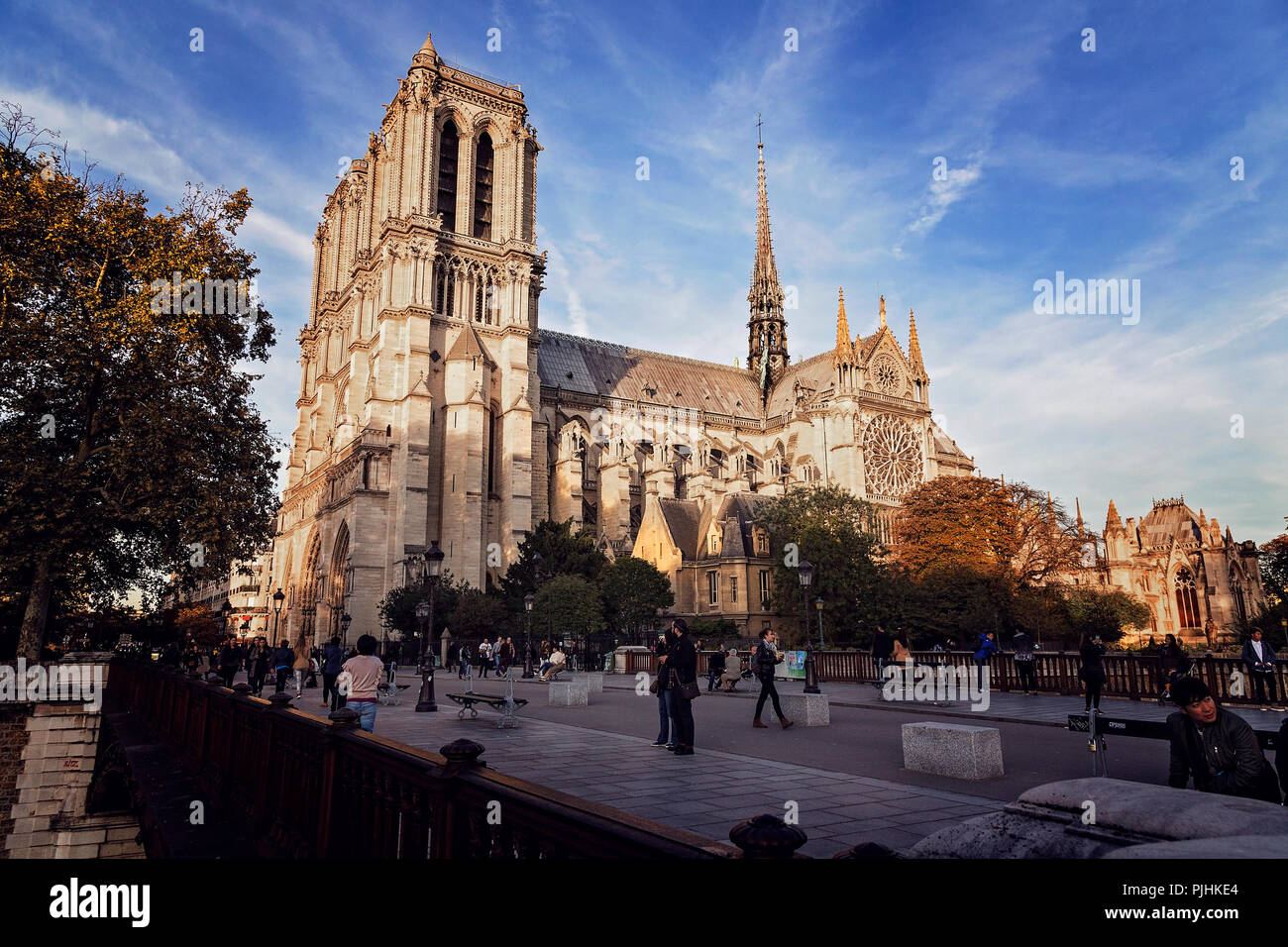 Low Angle Shot von historischen und berühmten Saint Chapelle Kirche in Paris. Stockfoto