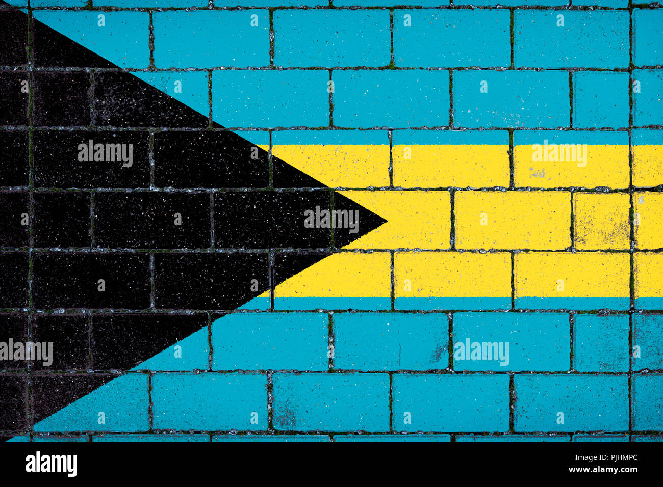 Flagge der Bahamas vor dem Hintergrund einer Stein bedeckt mit Moos Stockfoto