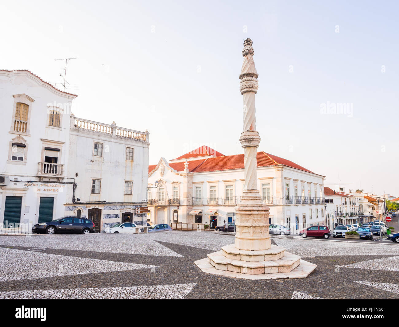 ESTREMOZ, PORTUGAL - 23 AUGUST, 2018: die zentralen Platz von Estremoz Marmor Pranger im manuelinischen Stil Stockfoto