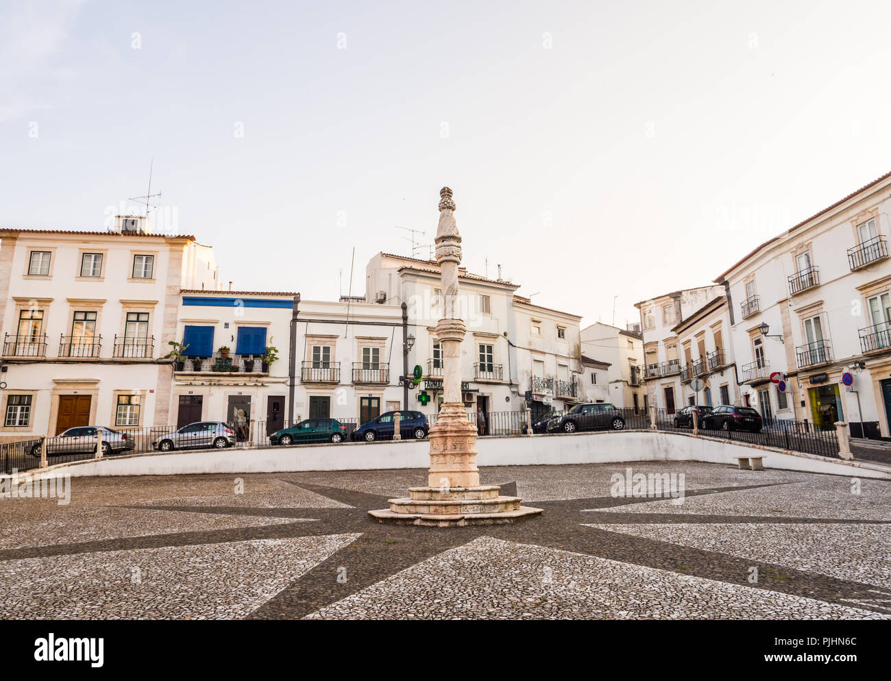ESTREMOZ, PORTUGAL - 23 AUGUST, 2018: die zentralen Platz von Estremoz Marmor Pranger im manuelinischen Stil Stockfoto