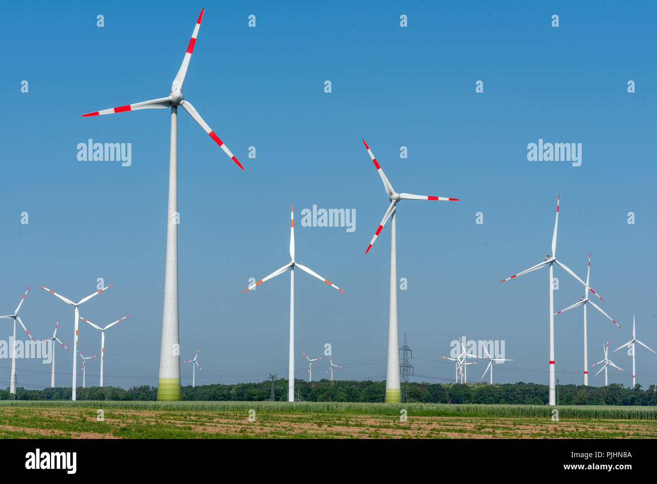 Windkraftanlagen, in die Felder im ländlichen Deutschland gesehen Stockfoto