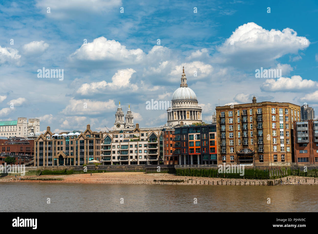 Die Ufer der Themse in London mit der berühmten St. Pauls Kathedrale in der Rückseite Stockfoto