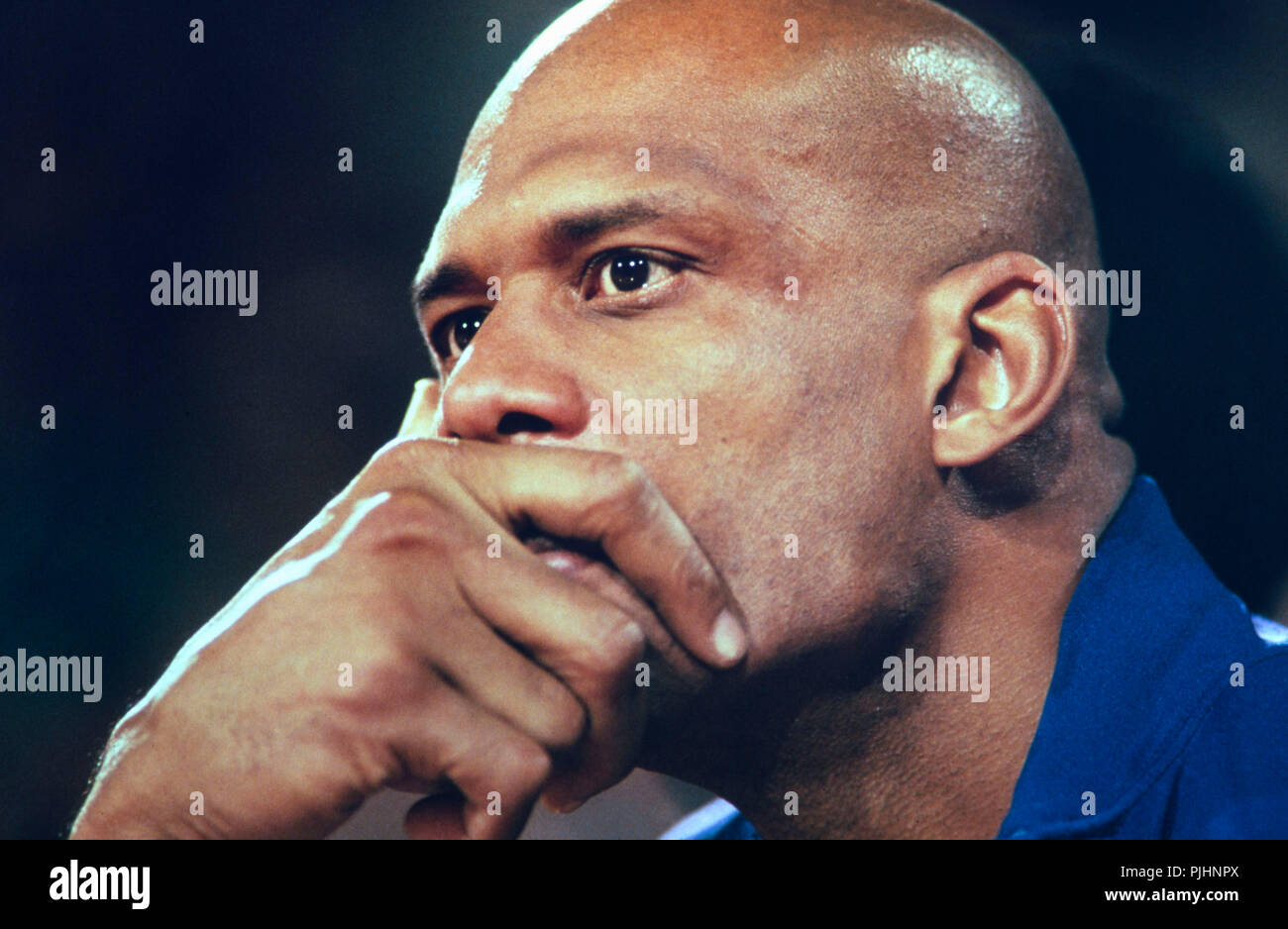 Los Angeles Laker Basketball star Kareem Abdul-Jabbar ist tief in Gedanken versunken auf der Bank bei einem NBA in Chicago im Jahre 1984. Stockfoto