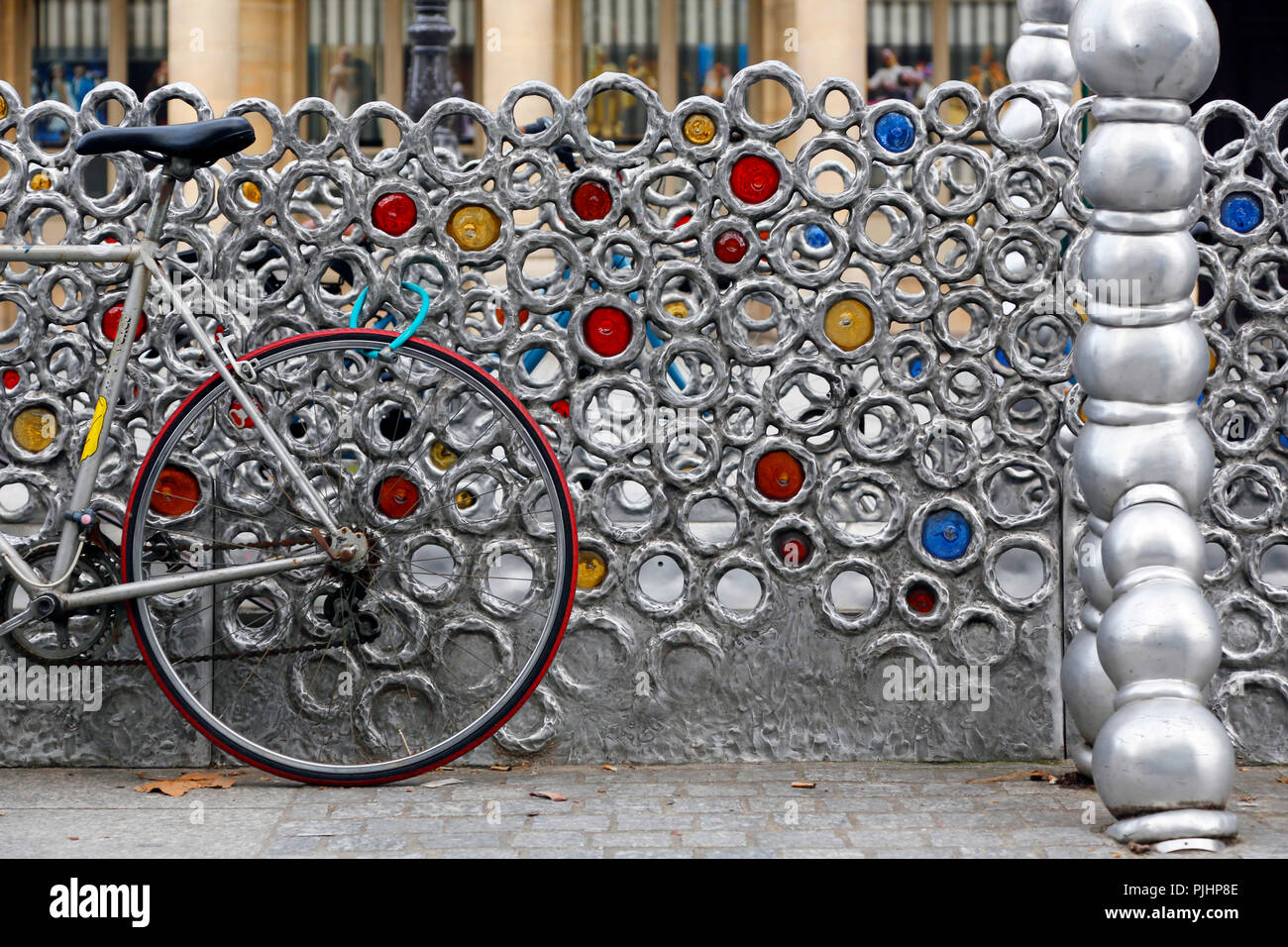 Paris. Im 1. Bezirk. U-Bahn Station Palais Royal - Museum des Louvre. Dekoration der Mund der Eintrag der U-Bahn. Fahrrad Feste auf dem Gitter. Stockfoto