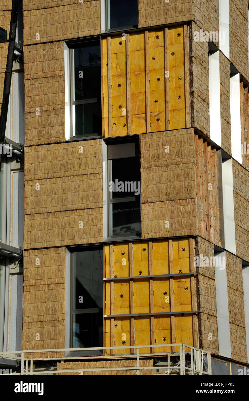 Frankreich, Nantes, Wärmedämmung von Gebäuden Gehäuse mit Glaswolle mit Stroh vor. Stockfoto