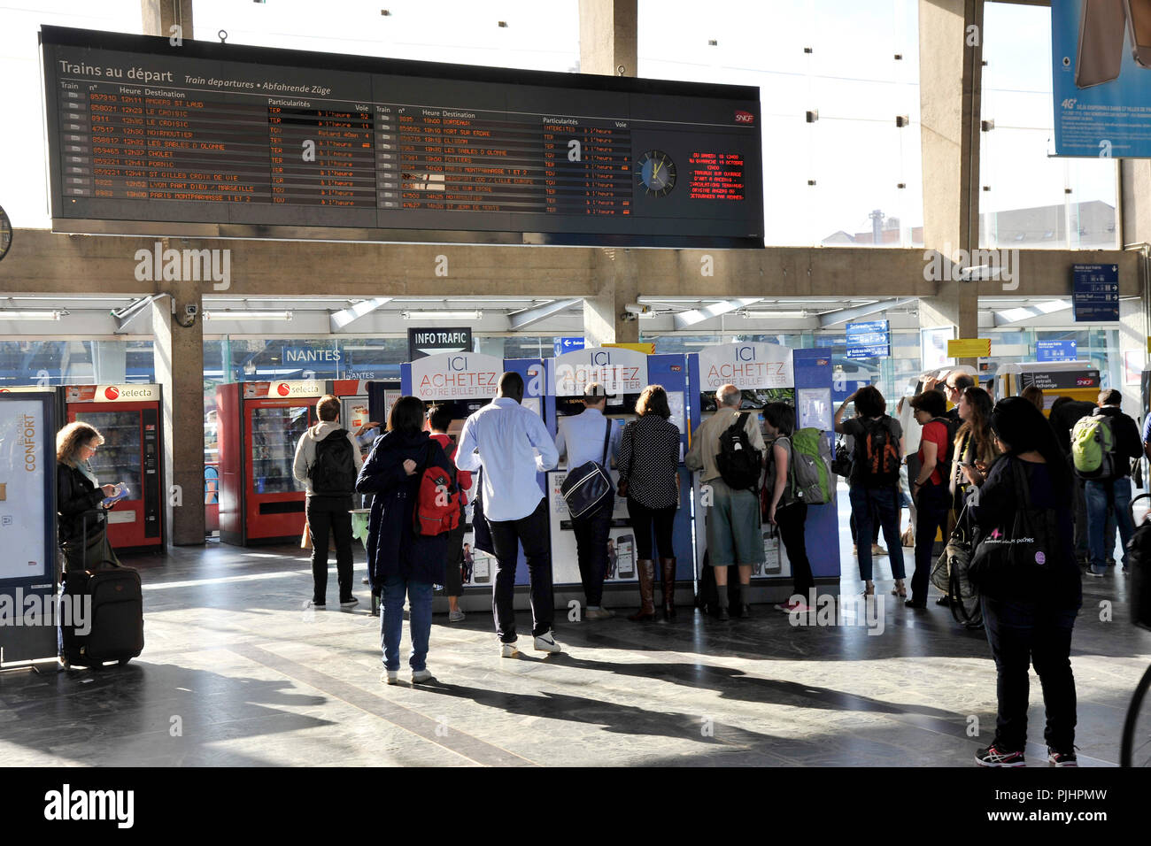 Frankreich, Nantes, Reisende in der Abflughalle von Bahnhof, Leute Tickets kaufen bei Ticket Maschine klemmen. Stockfoto