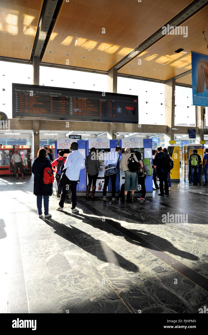 Frankreich, Nantes, Reisende in der Abflughalle von Bahnhof, Leute Tickets kaufen bei Ticket Maschine klemmen. Stockfoto