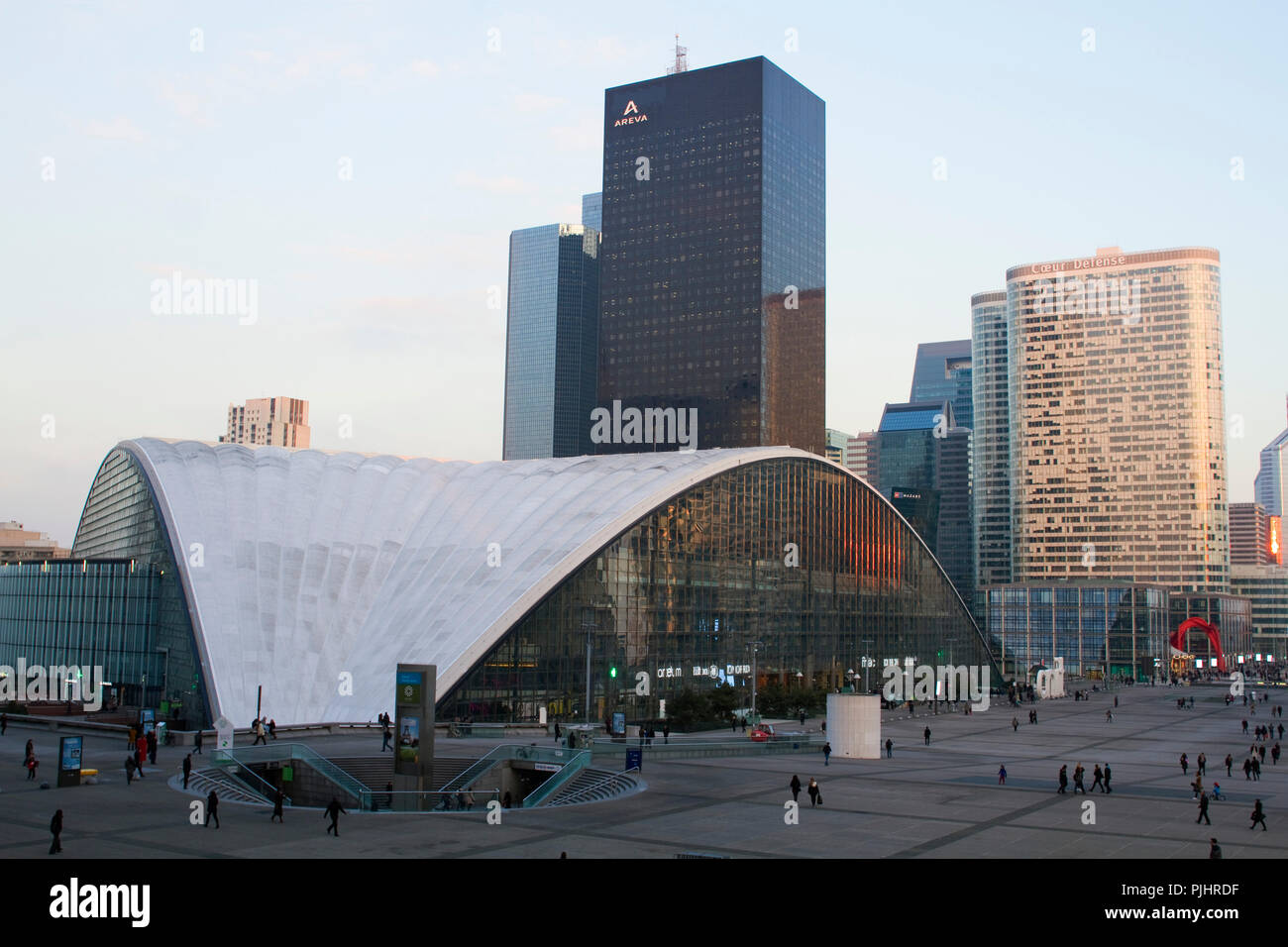 Frankreich, Paris, Verteidigung, Geschäftsviertel, dem CNIT und dem Areva Tower. Obligatorische Credit: architecte Jean-Paul Viguier (Touren Coeur Verteidigung) Stockfoto