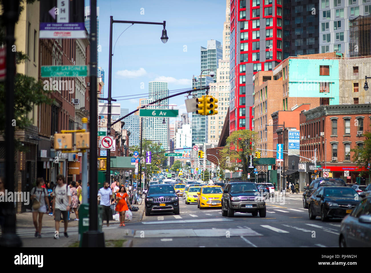 NEW YORK CITY - 27. AUGUST 2017: Verkehr Antriebe entlang beschäftigte Flatbush Avenue in Downtown Brooklyn. Stockfoto