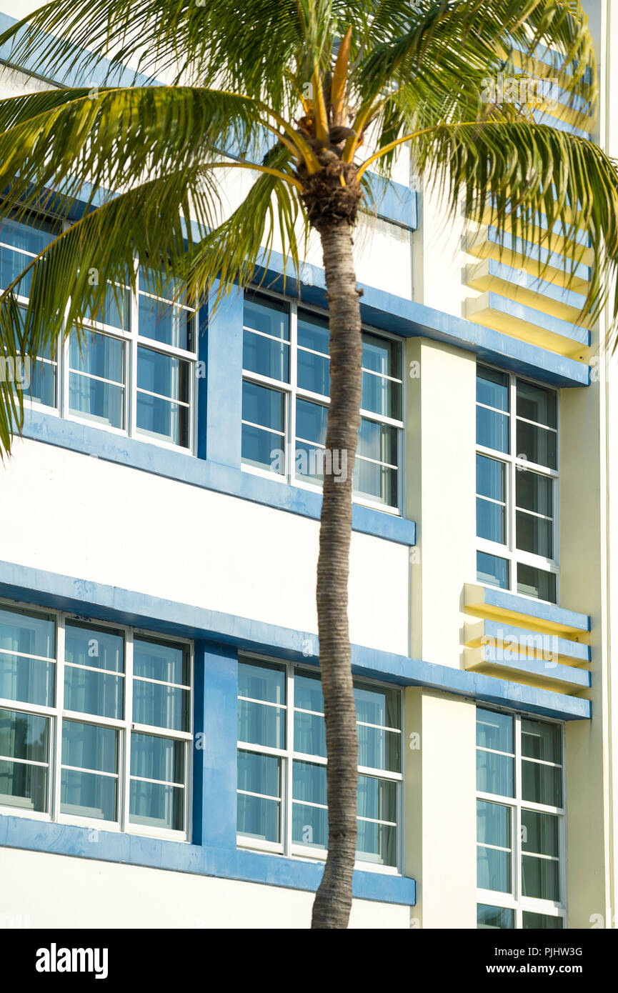 Typische pastell-colorfed 1930s Art Deco Architektur mit Palmen in Miami, Florida Stockfoto