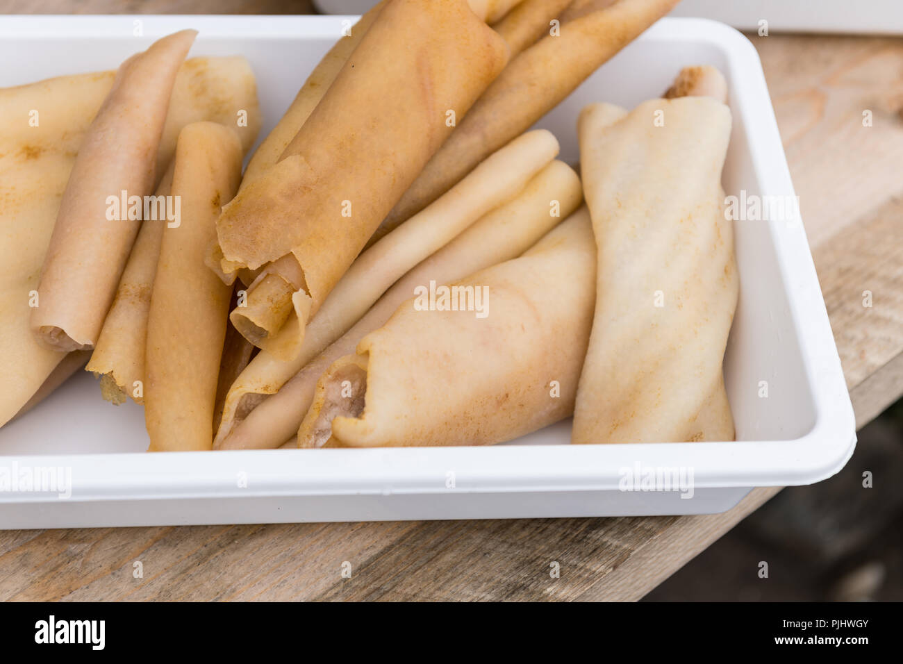 Nahaufnahme von rohem Schweinefleisch Skins oder Schwarte, die als ist oder gebraten oder geröstet in Schweinefett (Schweineschmalz) als Zwischenmahlzeit gegessen werden kann. Stockfoto