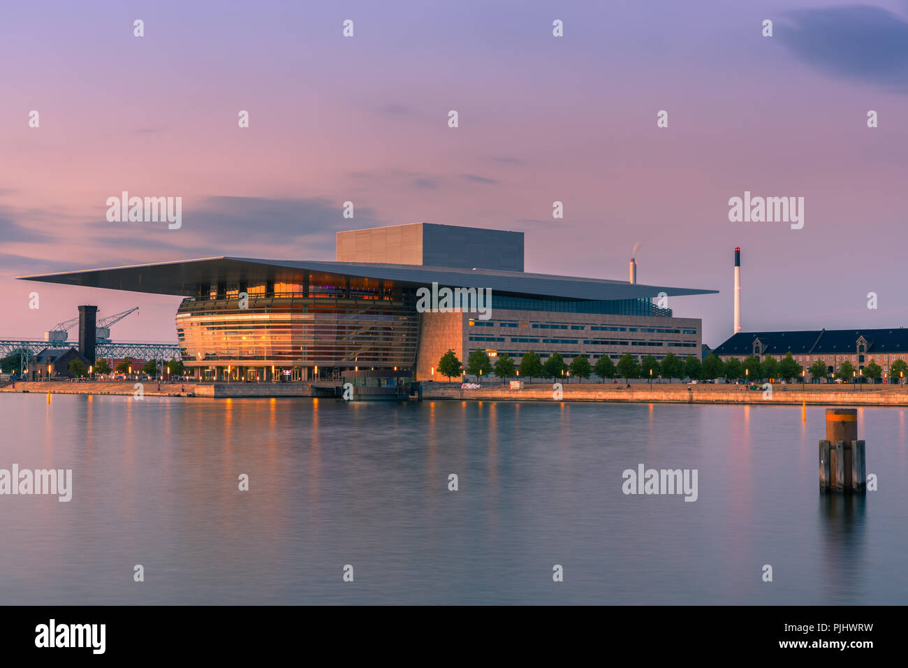Die Kopenhagener Opernhaus (in der Regel die Dänische genannt Operaen, buchstäblich die Oper) ist die nationale Oper von Dänemark, und zu den Modernsten o Stockfoto Die Kopenhagener Opernhaus (in der Regel die Dänische genannt Operaen, buchstäblich die Oper) ist die nationale Oper von Dänemark, und zu den Modernsten o Stockfoto