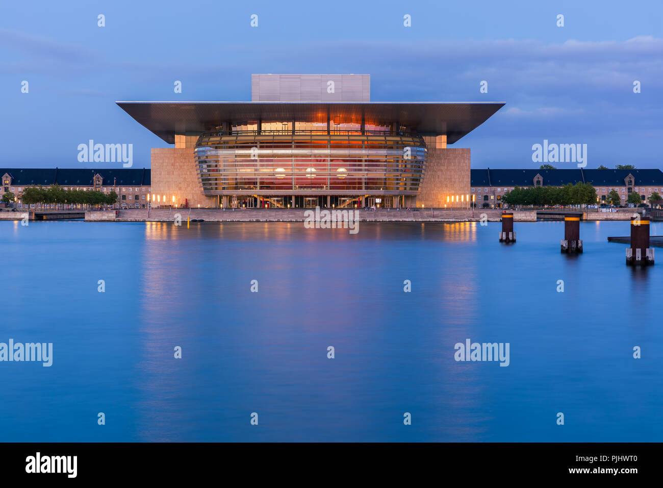 Die Kopenhagener Opernhaus (in der Regel die Dänische genannt Operaen, buchstäblich die Oper) ist die nationale Oper von Dänemark, und zu den Modernsten o Stockfoto Die Kopenhagener Opernhaus (in der Regel die Dänische genannt Operaen, buchstäblich die Oper) ist die nationale Oper von Dänemark, und zu den Modernsten o Stockfoto