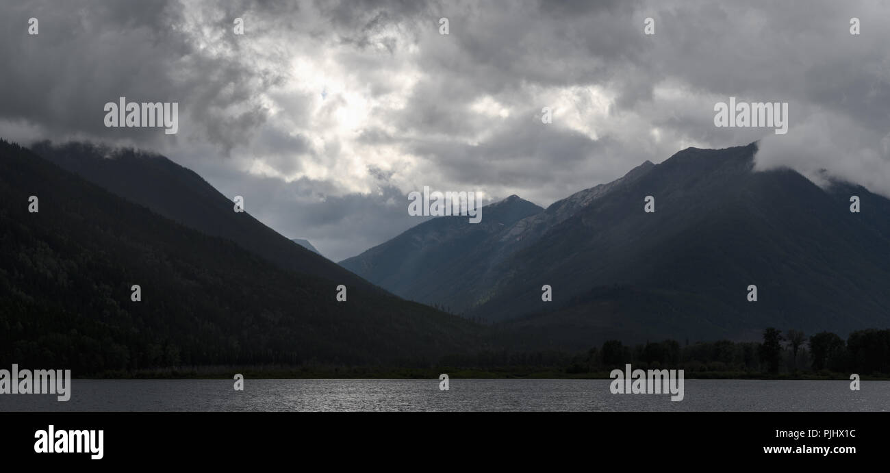 Panorama von Misty dramatische Himmel über den Bergen Stockfoto