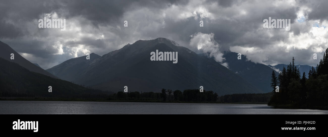 Panorama von Misty dramatische Himmel über den Bergen Stockfoto