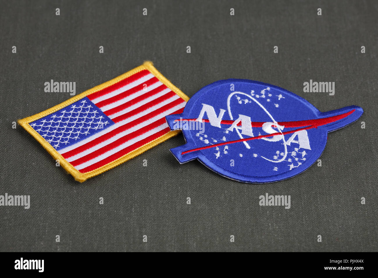 15. März 2018 - Die Nationale Luft- und Raumfahrtbehörde (NASA) Emblem Patch und US Flag Patch auf grüne Uniform Hintergrund Stockfoto