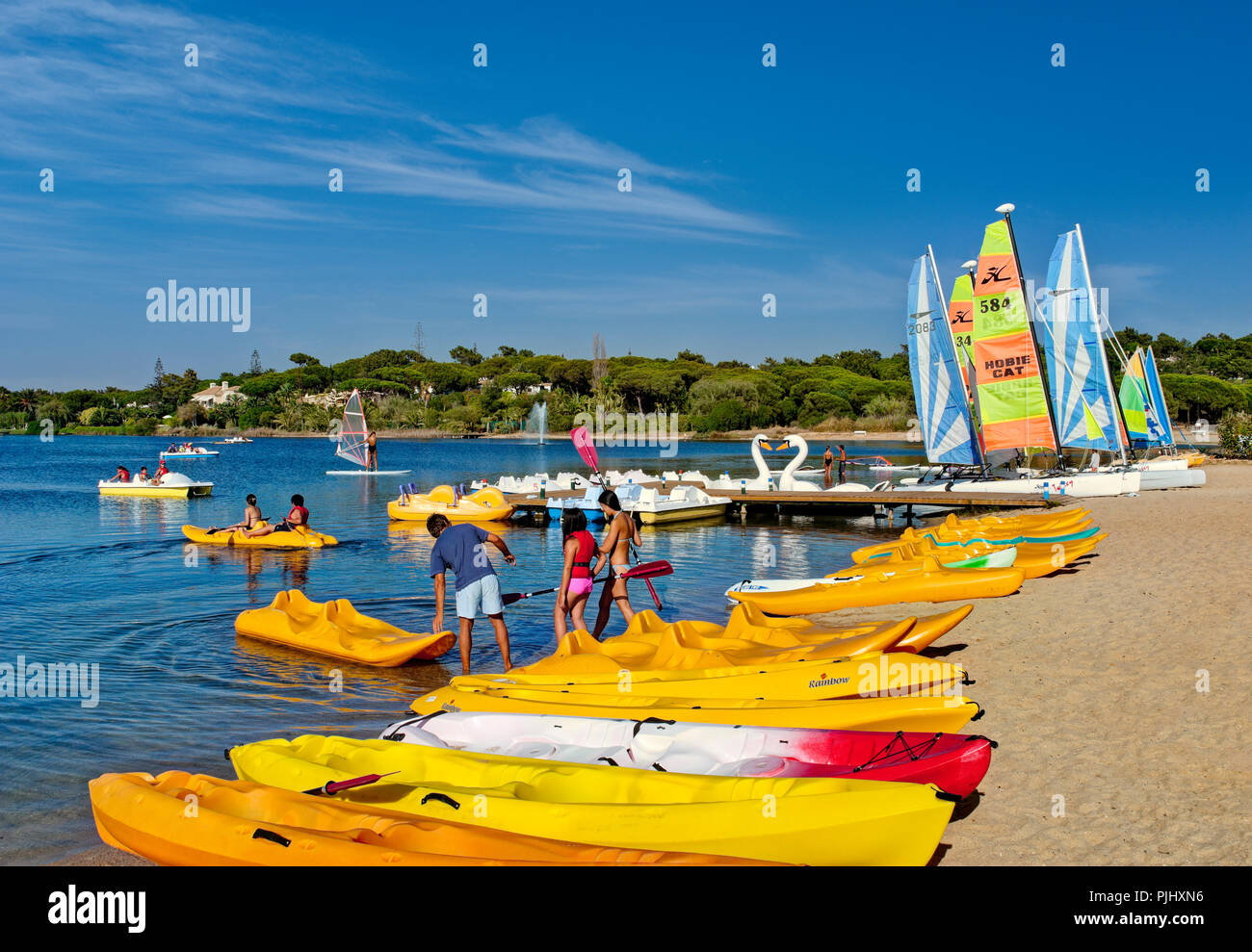 Portugal, Algarve, wtaersports auf der Quinta do Lago See Stockfoto