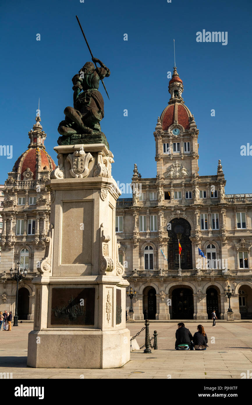 Spanien, Galizien, A Coruña, Praza de María Pita, Maria Pita ststue in eckigen und Concello da Coruña, Rathaus Stockfoto
