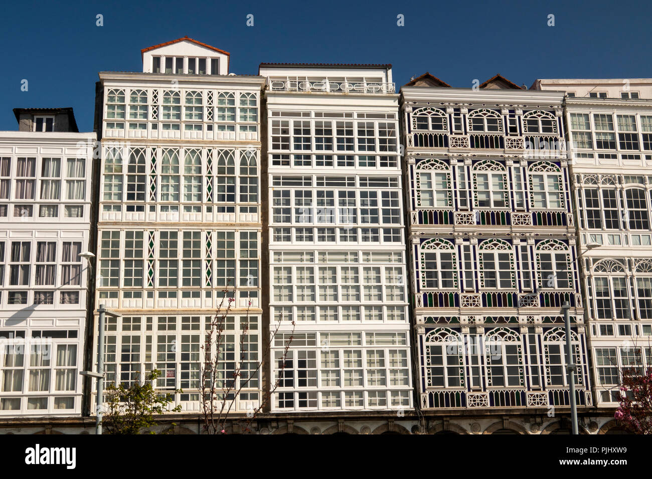 Spanien, Galizien, A Coruña, Avenida Marina, charakteristischen hohen Verglasten waterfront Gebäude Stockfoto