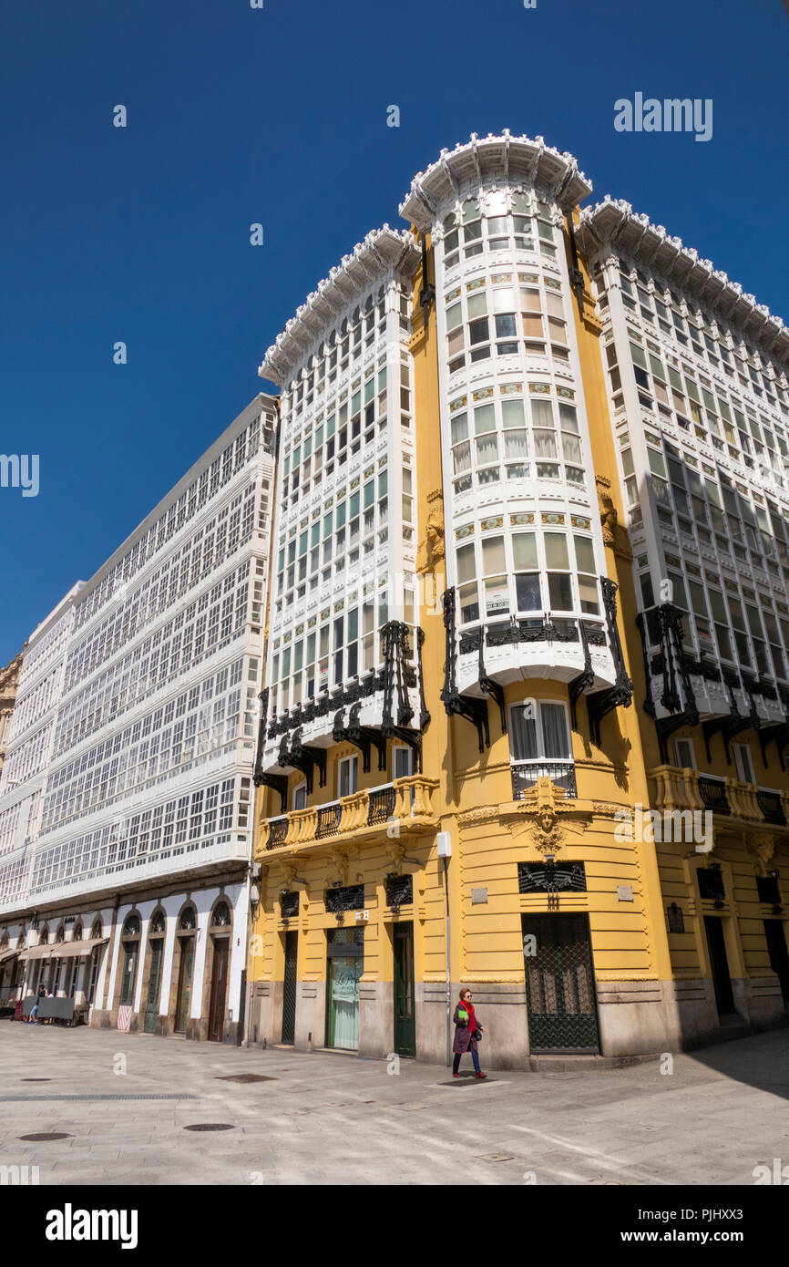 Spanien, Galizien, A Coruña, Avenida Marina, charakteristischen hohen Verglasten waterfront Gebäude mit Geschäften unter Stockfoto