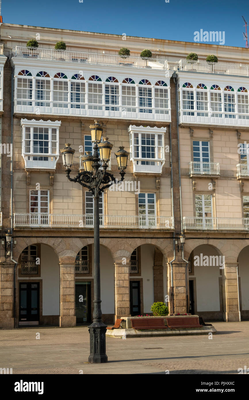 Spanien, Galizien, A Coruña, Praza de María Pita, Maria Pita Square, collonade mit eleganten Gebäuden oben Stockfoto