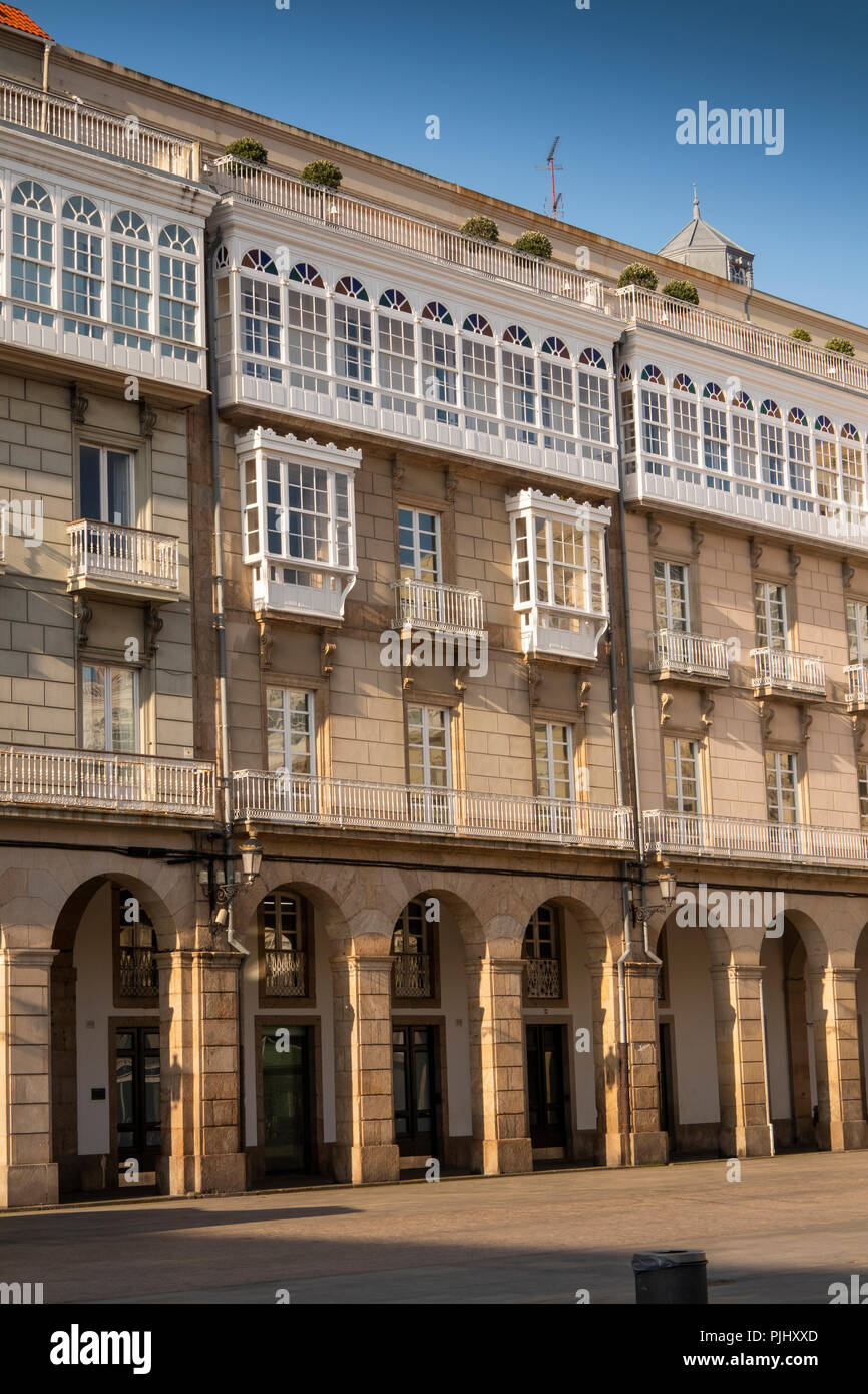 Spanien, Galizien, A Coruña, Praza de María Pita, Maria Pita Square, collonade mit eleganten Gebäuden oben Stockfoto