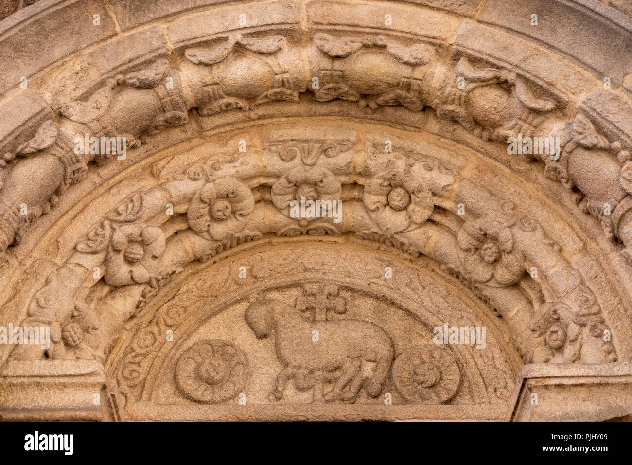 Spanien, Galizien, A Coruna, Altstadt, Rua de Santiago, Iglesia de Santiago, geschnitzten Stein Bogen über der Tür Stockfoto