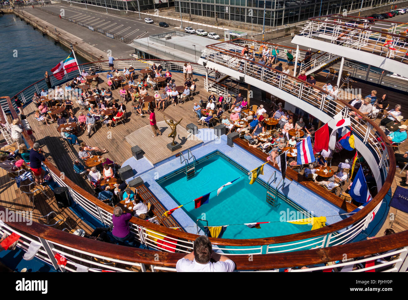 Spanien, Galizien, A Coruña, MV Marco Polo Passagiere am Pool auf dem Deck im Hafen unterhalten zu werden Stockfoto