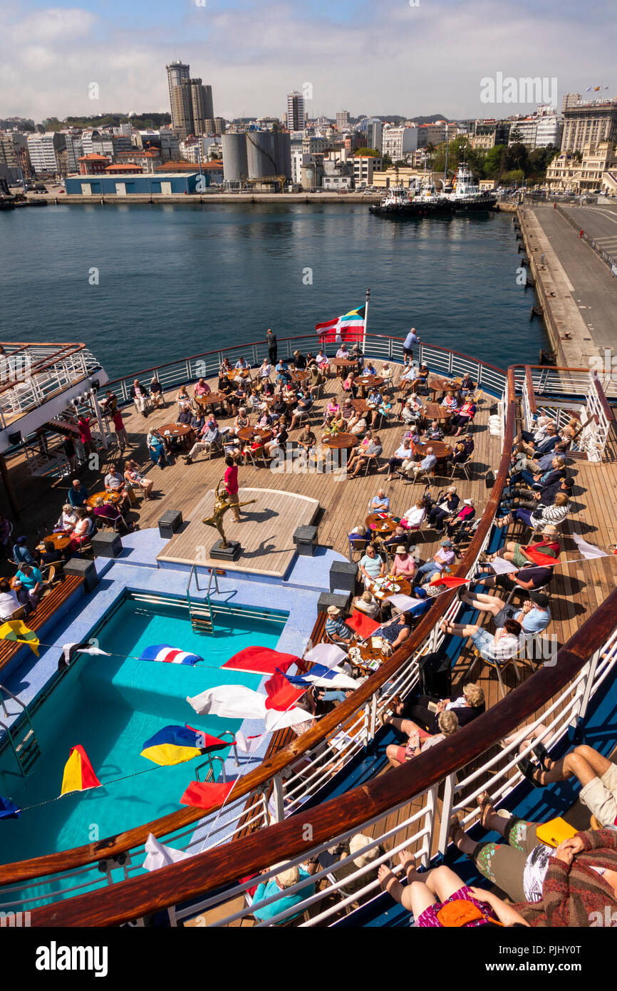 Spanien, Galizien, A Coruña, MV Marco Polo Passagiere an Deck im Hafen unterhalten Stockfoto