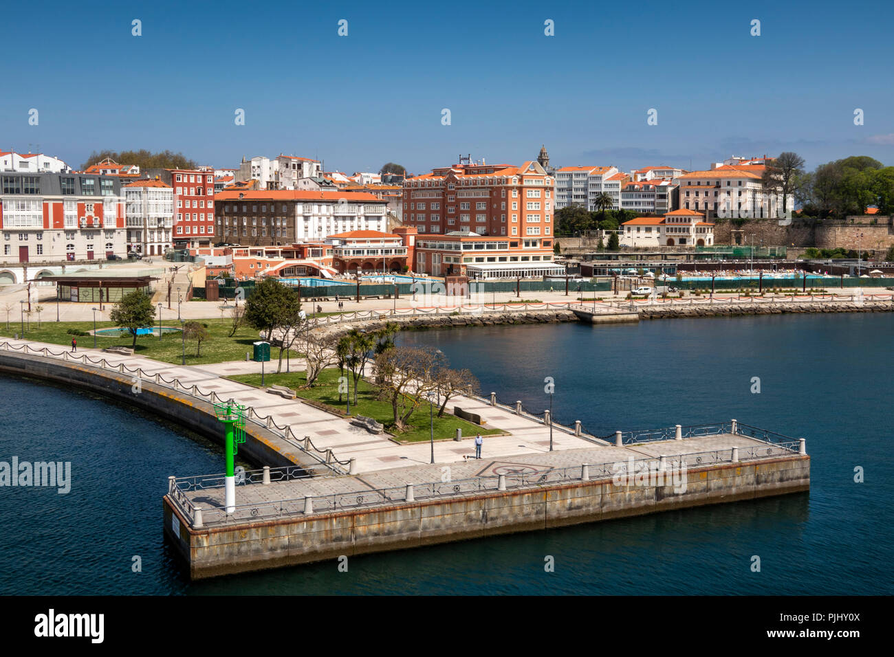 Spanien, Galizien, A Coruna, Hafen, Waterfront Park am Monumento adicado á Virxe do Carme Stockfoto