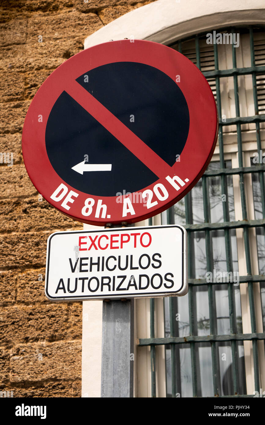 Spanien, Cadiz, Avenida Ramón de Carranza, Parkplatz Einschränkung Zeichen Stockfoto