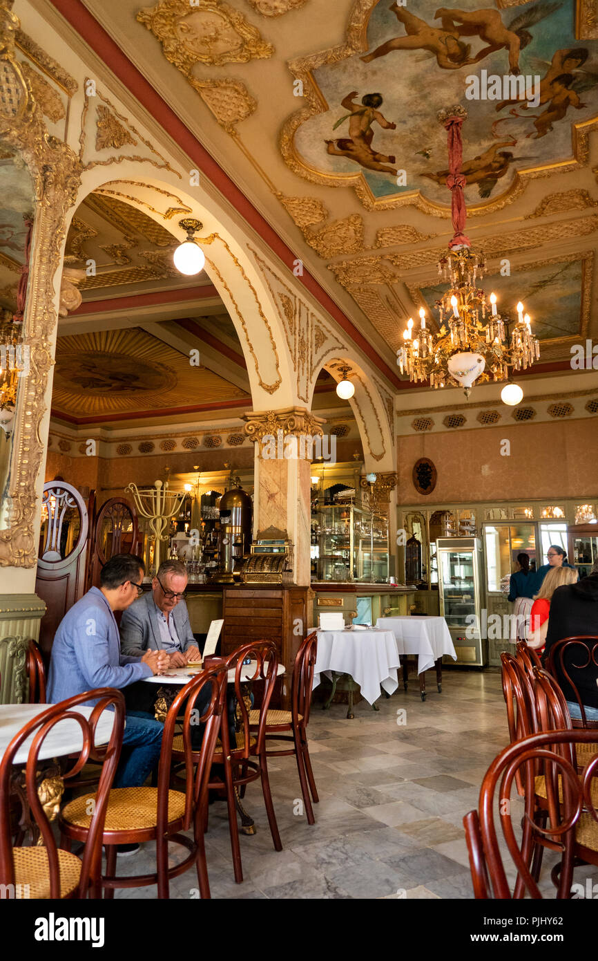 Spanien, Cadiz, Plaza de Candelaria, Royalty Café traditionell Interieur eingerichtet Stockfoto