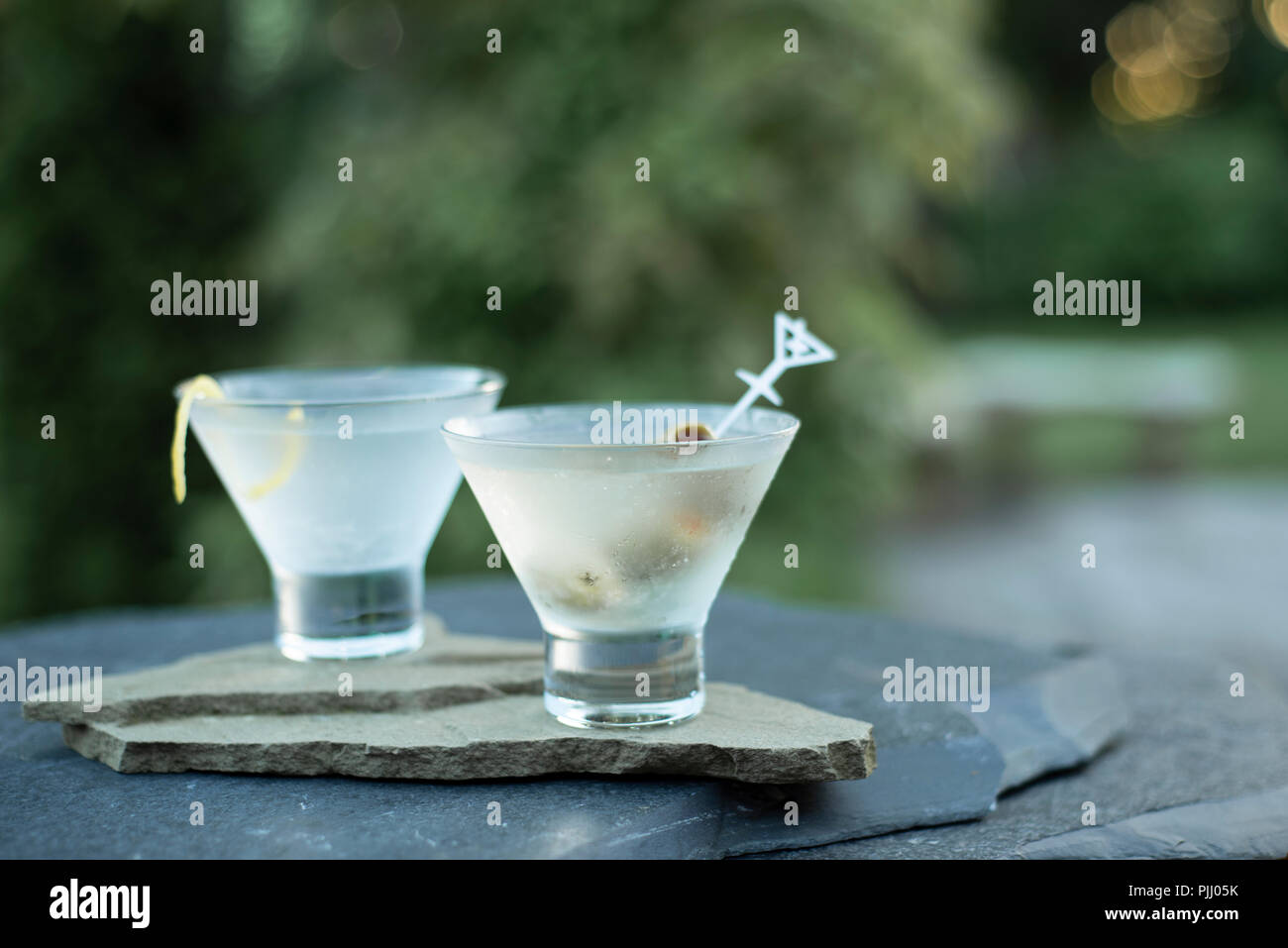 Genießen Sie ein erfrischendes schmutzig Gin und Wodka Martinis, geschüttelt nicht gerührt, in einem noblen Martini Glas, während ein Hinterhof Party mit Freunden und Familie. Stockfoto
