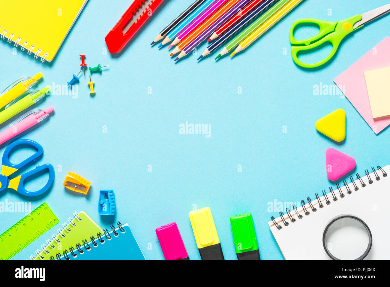 Zurück zum Konzept der Schule. Notebook, Notizblock, Kugelschreiber, Bleistifte, Büroklammern und Material. Ansicht von oben mit der Kopie. Stockfoto