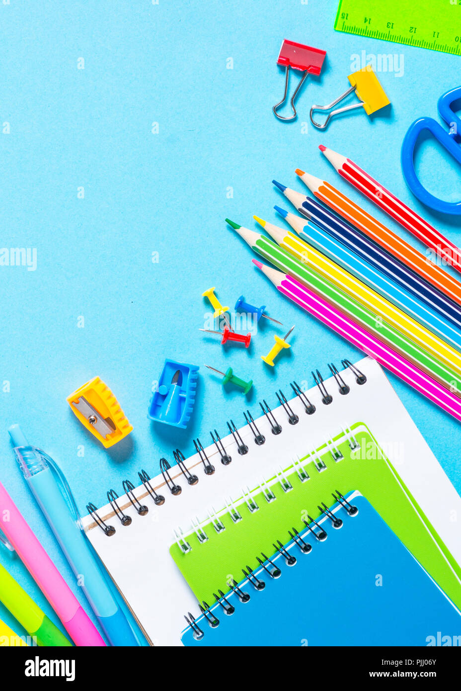 Zurück zum Konzept der Schule. Notebook, Notizblock, Kugelschreiber, Bleistifte, Büroklammern und Material. Ansicht von oben mit der Kopie. Stockfoto